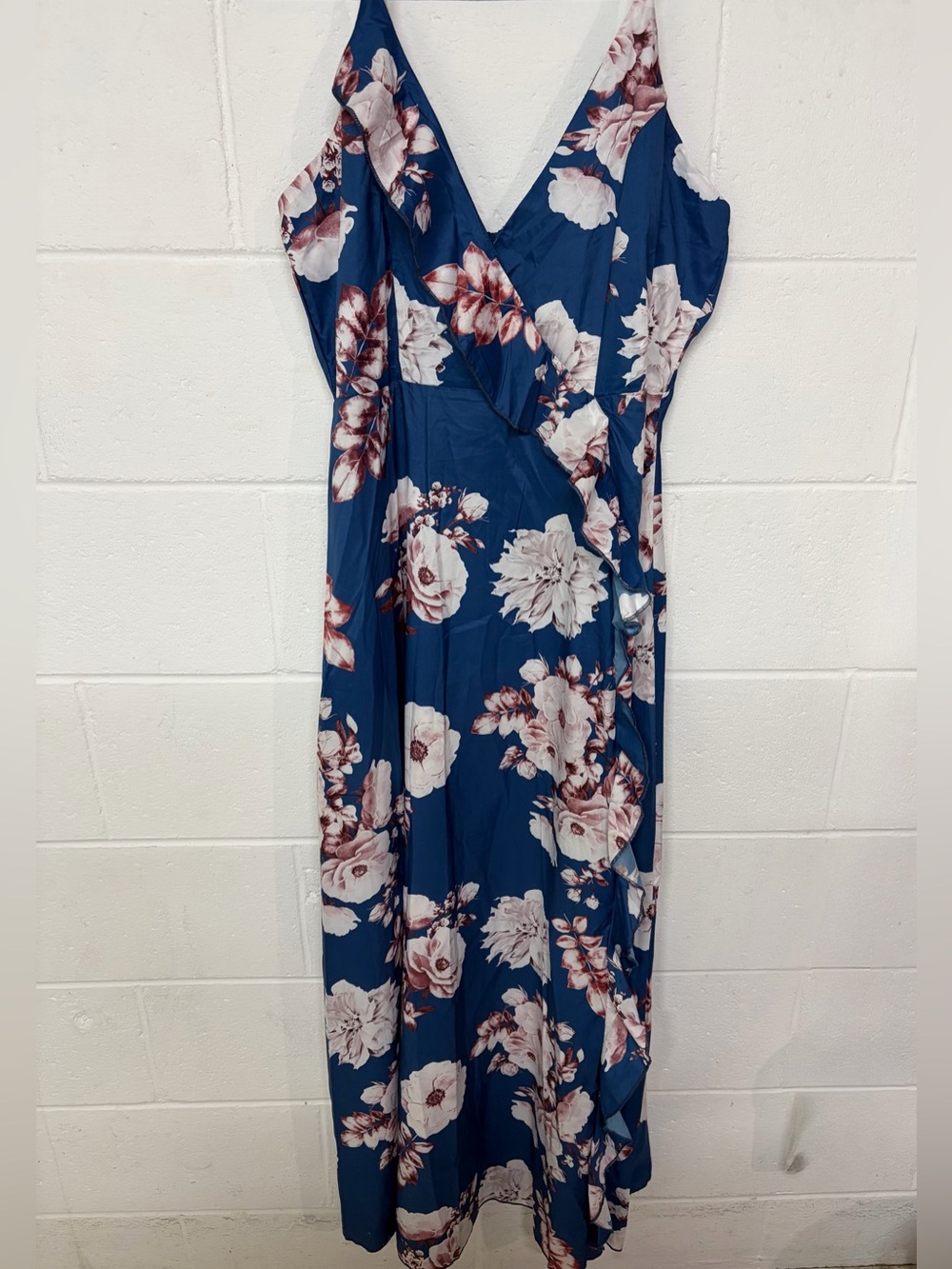 chic Navy Maxi Dress with Blush Floral Print